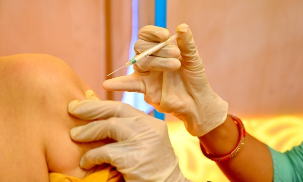 Foto close-up van menselijke hand die handen vasthoudt