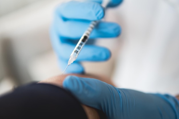 Close-up van menselijke hand op vinger