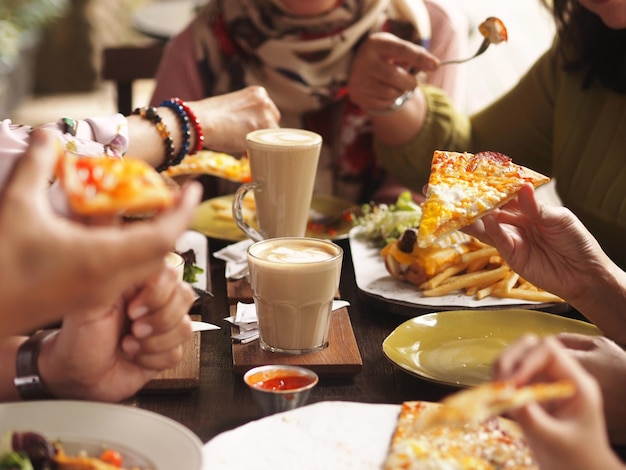 Close-up van mensen die aan tafel eten
