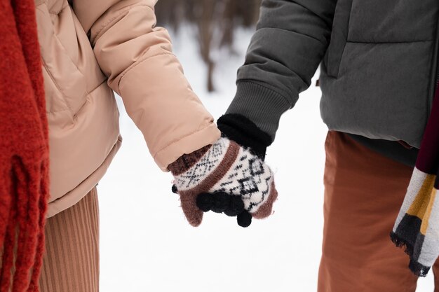 Foto close-up van mensen die elkaars hand vasthouden