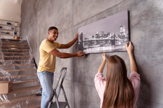 Close-up van mensen die hun huis comfortabel maken