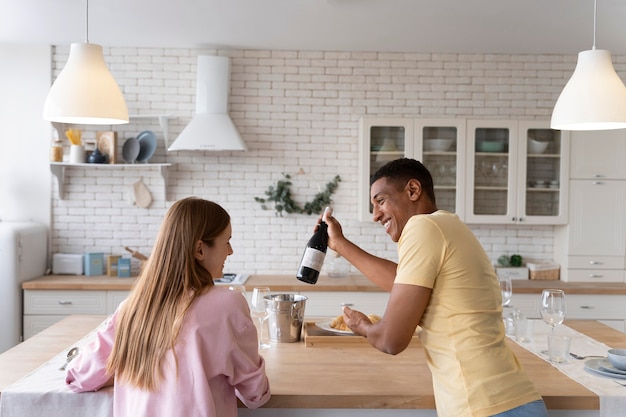 Close-up van mensen die hun huis comfortabel maken