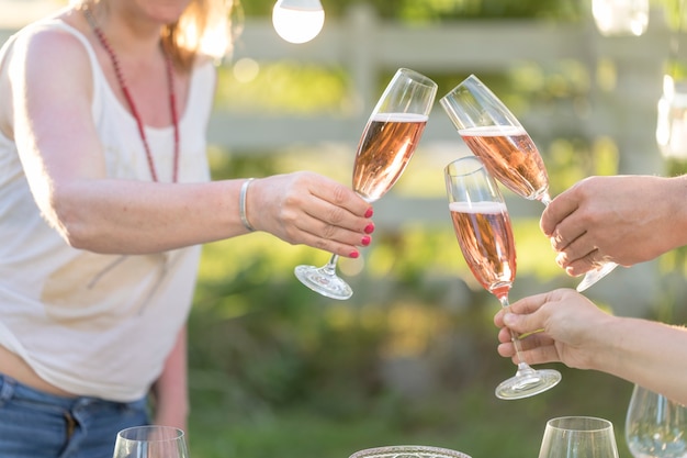 Close-up van mensen die met champagne in openlucht roosteren