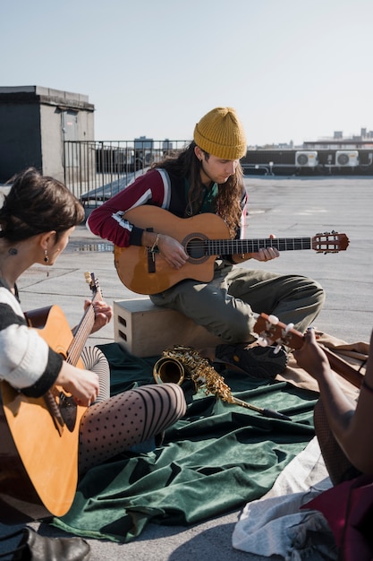 Foto close-up van mensen die muziek maken in new york