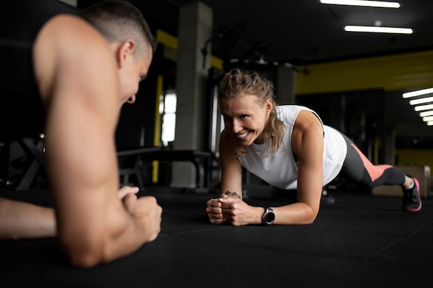 Foto close-up van mensen die samen trainen