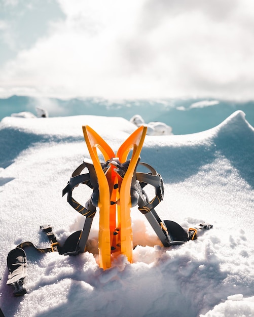 Foto close-up van met sneeuw bedekt land tegen de lucht