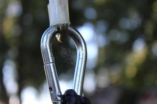 Foto close-up van metaal dat buiten hangt