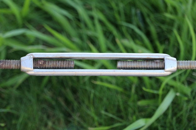 Foto close-up van metaal over een grasveld