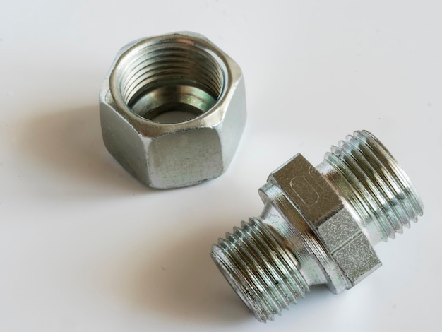 Close-up van metalen gereedschappen op een witte achtergrond