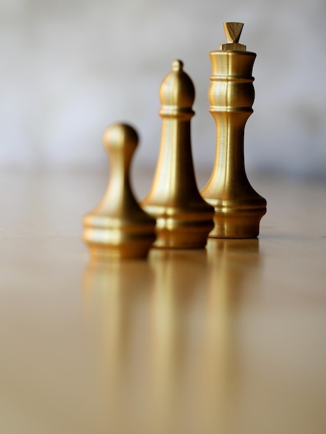 Close-up van metalen schaakstukken op tafel