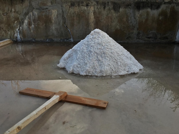 Close-up van metalen structuur op hout tegen de muur