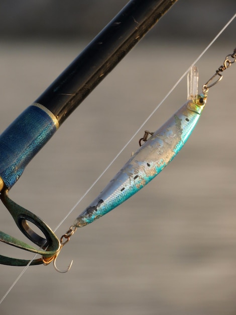 Foto close-up van metalen structuur tegen blauw water