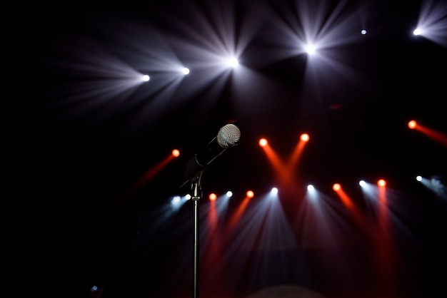 Close-up van microfoon tijdens concert tegen onscherpte kleurrijk licht