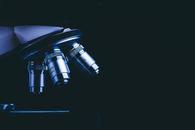 Close-up van microscoop met metalen lens gegevensanalyse in het laboratorium wetenschappelijke apparatuur in de biologie chemische medische voor wetenschappers of studenten in het onderwijs