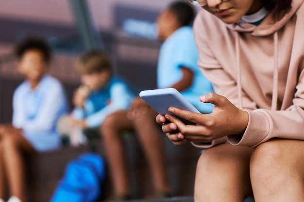 Close-up van middelbare schoolleerling met mobiele telefoon