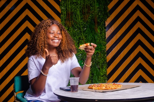 Close-up van millennial meisje lachen en pizza eten