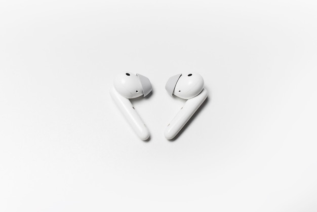 Close-up van moderne draadloze koptelefoon geïsoleerd op witte studio achtergrond