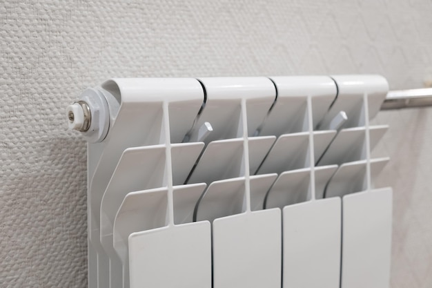 Close-up van moderne radiator voor huisverwarming Bimetaal aluminium radiator Verwarmingssysteem