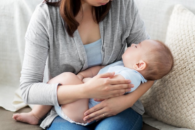 close-up van moeder die slapende Aziatische baby jongen vasthoudt