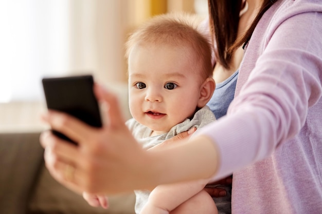 Foto close-up van moeder met baby die selfie maakt