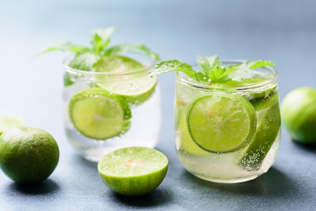 Close-up van mojito in glazen op tafel