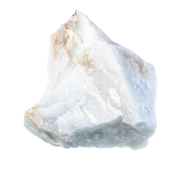 Close-up van monster van natuurlijk mineraal uit geologische verzameling ongepolijste Angelite Blue Anhydrite rots geïsoleerd op een witte achtergrond