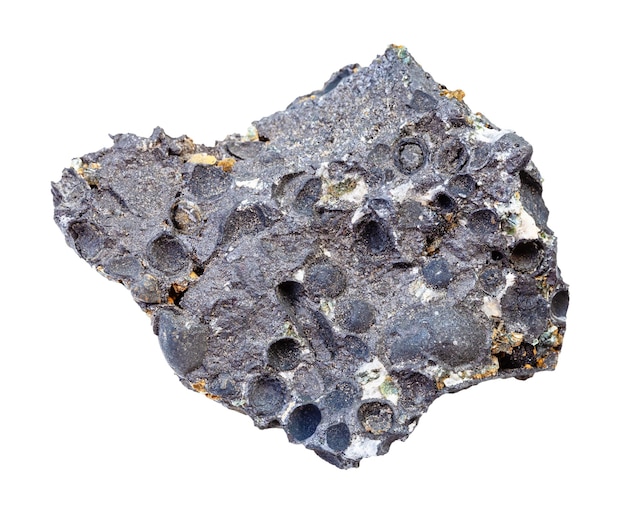 close-up van monster van natuurlijk mineraal uit geologische verzameling ruw ijzerertsgesteente pisolite van hematiet magnetiet geïsoleerd op witte achtergrond