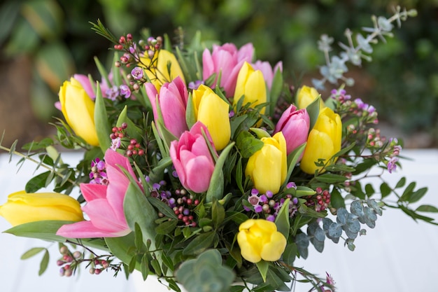 Foto close-up van mooi boeket bloemen