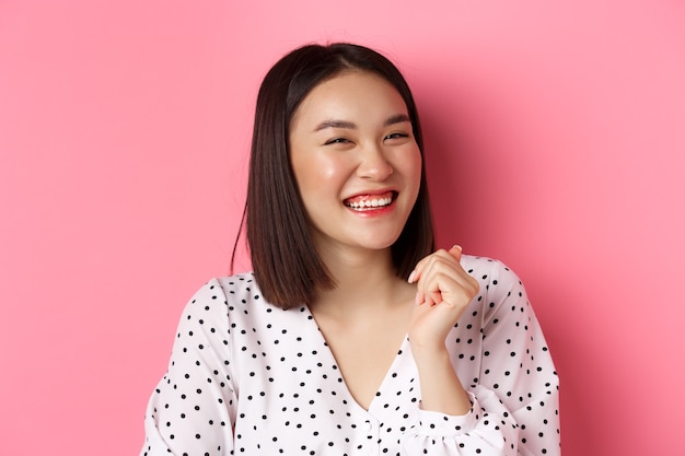 Close-up van mooie Aziatische blogger van de vrouwenschoonheid