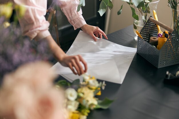 Close up van mooie bloemen liggend op tafel in bloemenwinkel