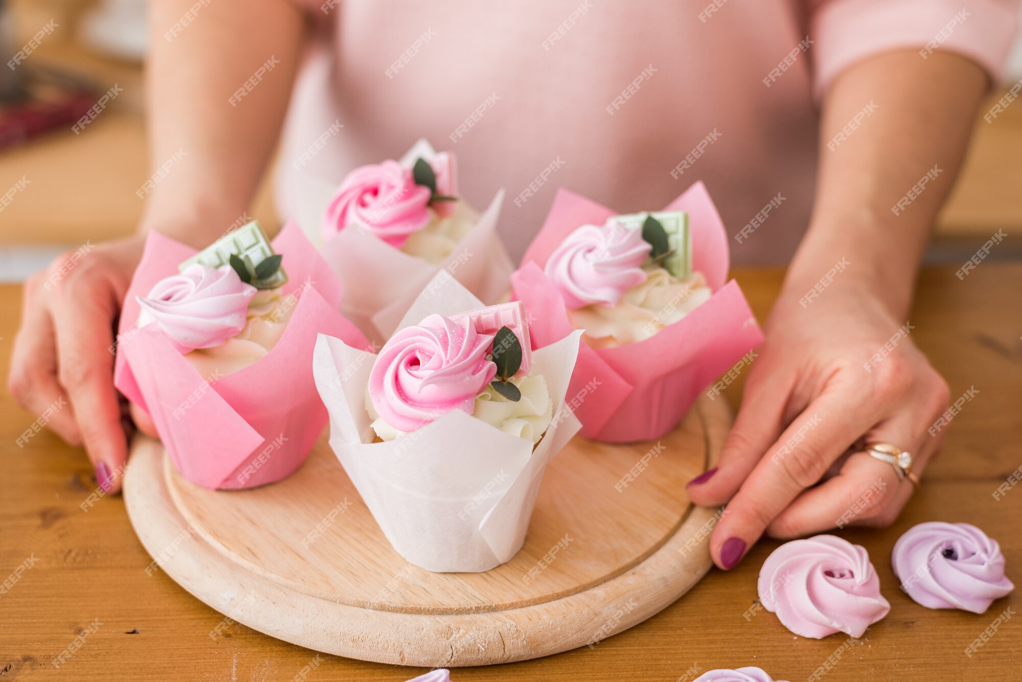 tegel aanvaardbaar Beginner Close-up van mooie cupcakes. zelfgemaakte cupcakes met room en chocolade in  een feestelijke verpakking | Premium Foto