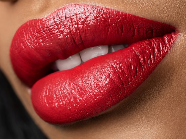Close-up van mooie vrouw lippen met rode lippenstift. mode make-up. cosmetologie, drogisterij of mode-make-up concept.