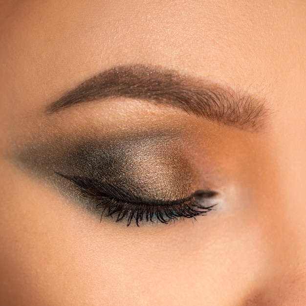 Foto close-up van mooie vrouwelijke ogen met make-up