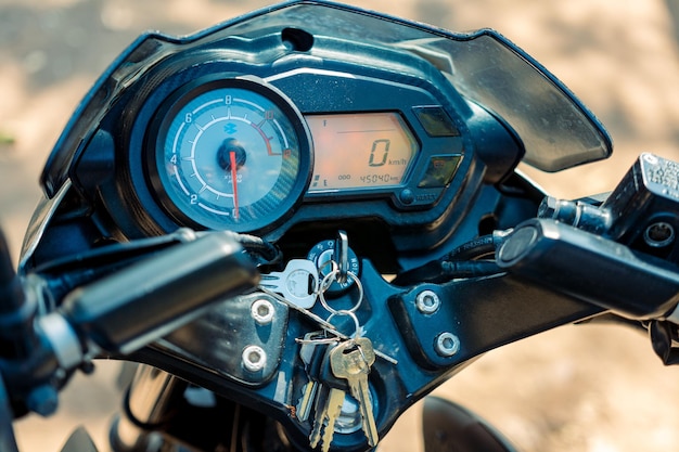 Close-up van motorfiets dashboard Weergave van moderne motorfiets bedieningspaneel Close-up van de snelheidsmeter van een motorfiets