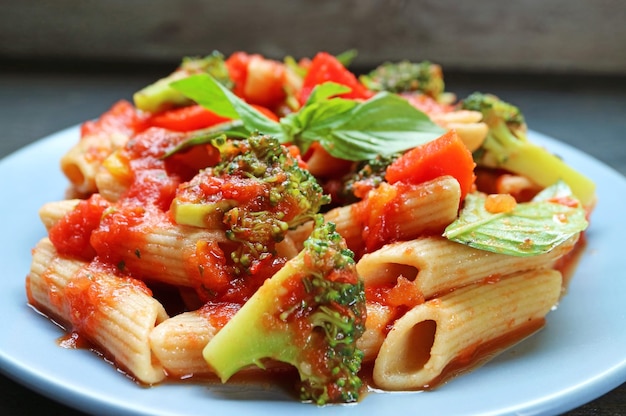 Close-up van Mouthwatering Homemade Marinara Penne met geroosterde groenten