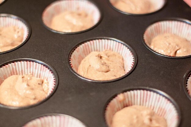 Close-up van muffindeeg in bakplaat