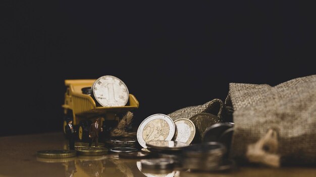 Foto close-up van munten op tafel tegen een zwarte achtergrond