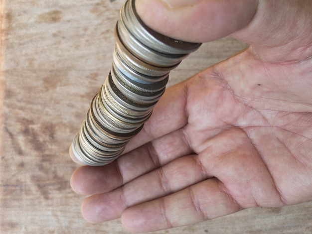 Foto close-up van munten stapel in een hand te houden