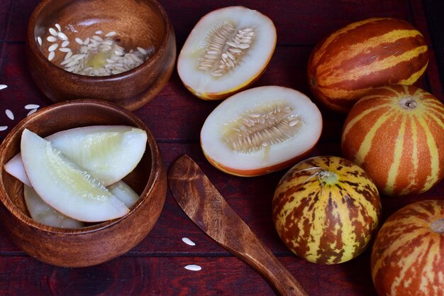 Foto close-up van muskmelons op tafel thuis