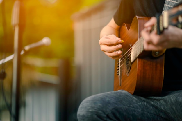 Foto close-up van muzikanten, gitaristen die blues spelen bij openluchtconcerten, muzikaal concept.