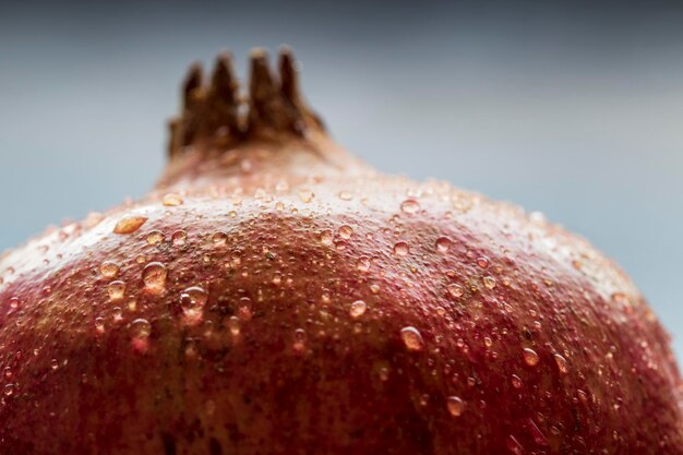 Foto close-up van nat glas tegen een witte achtergrond