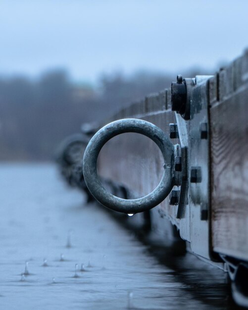 Foto close-up van nat metaal op het meer tegen de lucht