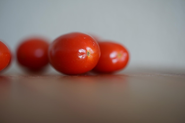 Foto close-up van natte tomaten op tafel