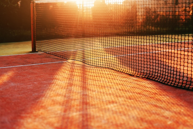 Close up van net op tennisbaan. Foto genomen in de ochtend in de zomer.