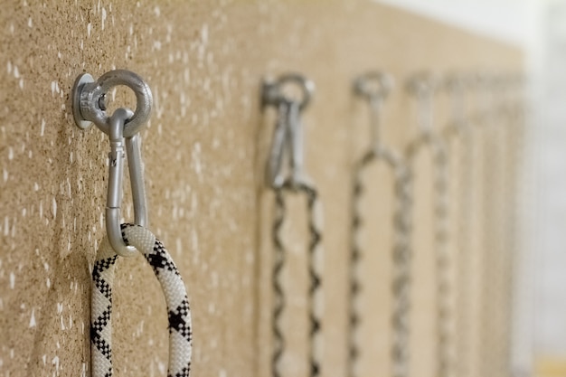 Close-up van nietjes en loops in de muur voor stretching in een yogastudio