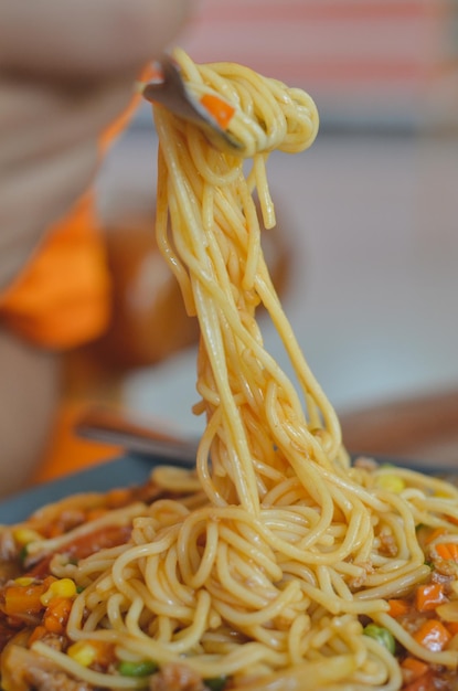 Close-up van noedels in een schaal op tafel