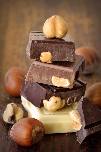 Close-up van noten en chocolade op tafel