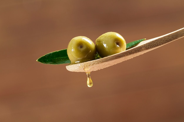 Foto close-up van olijven op een lepel