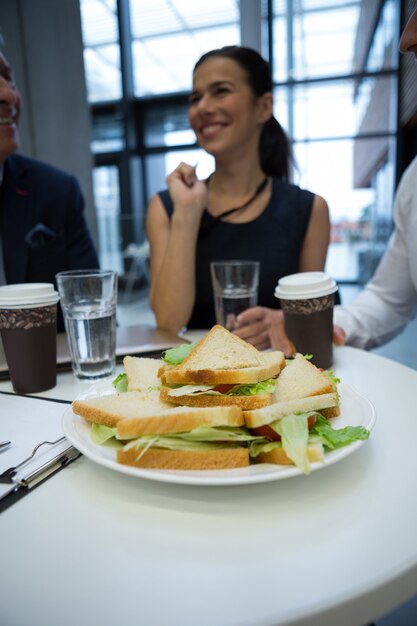 Foto close-up van ontbijt op tafel met ondernemers