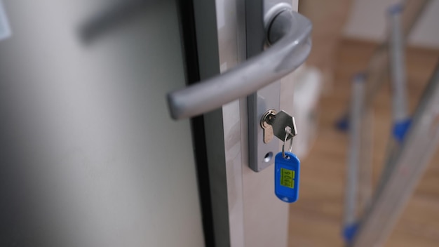 Close-up van open deur met stalen slot en sleutels met nummertag beveiliging en veiligheidsconcept